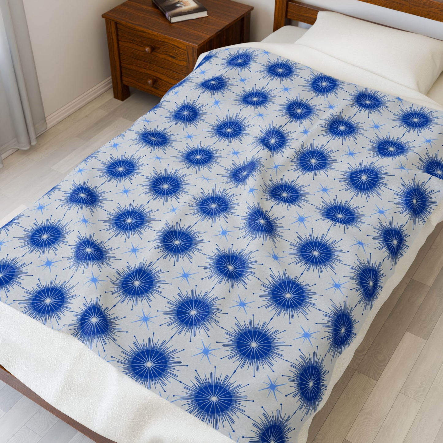 Blue Burst Velveteen Plush Blanket — Cozy Starburst Pattern Throw